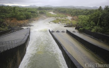 Hồ thủy lợi Vực Mấu lớn nhất Nghệ An xả tràn từ sáng 30/9