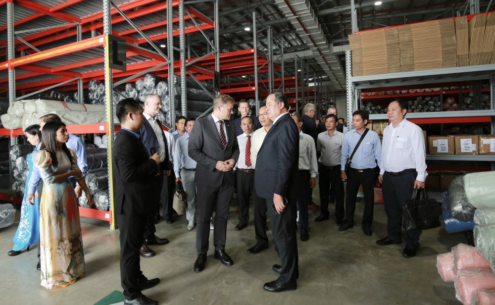 Các đại biểu tham quan nhà máy
