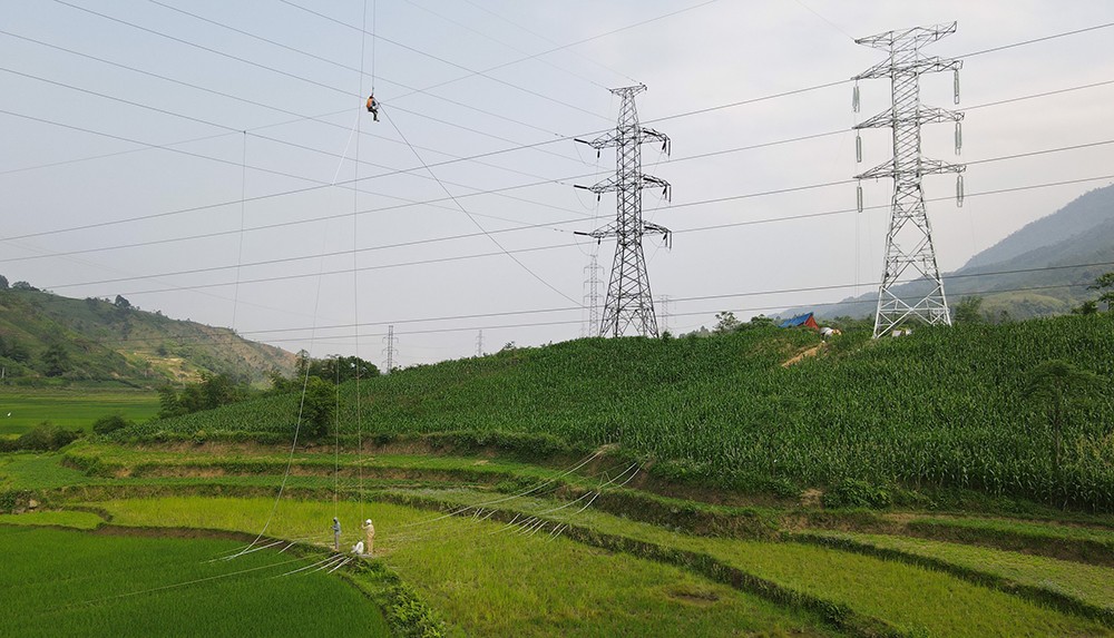 Đóng điện đường dây 220kV Lào Cai - Bảo Thắng: Tăng cường đảm bảo điện cho miền Bắc Đóng điện đường dây 220kV Lào Cai - Bảo Thắng: Tăng cường đảm bảo điện cho miền Bắc