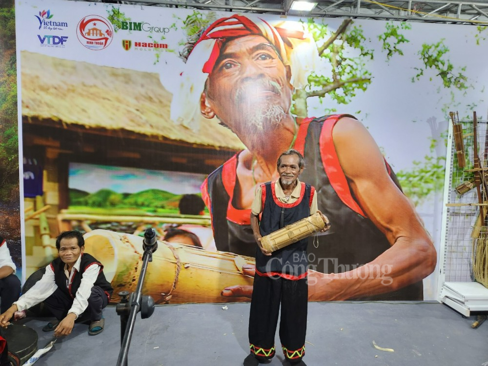 Gặp gỡ nghệ nhân Chamaléa Âu với cây đàn Chapi tại Hà Nội Gặp gỡ nghệ nhân Chamaléa Âu với cây đàn Chapi tại Hà Nội