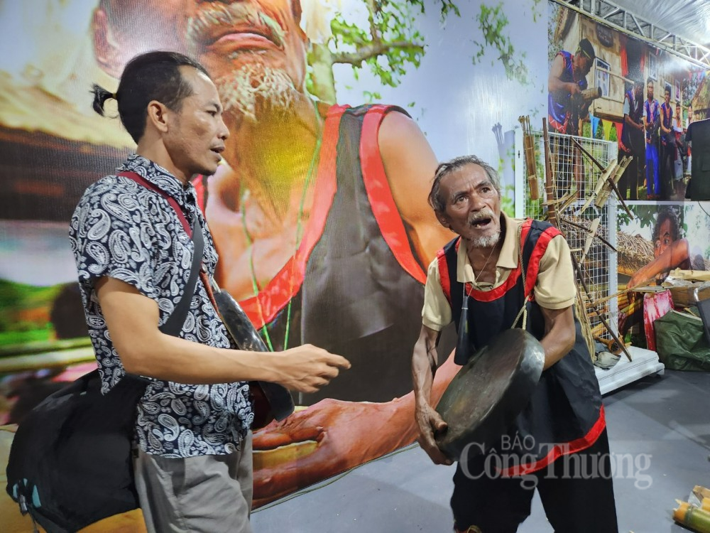 Gặp gỡ nghệ nhân Chamaléa Âu với cây đàn Chapi tại Hà Nội Gặp gỡ nghệ nhân Chamaléa Âu với cây đàn Chapi tại Hà Nội