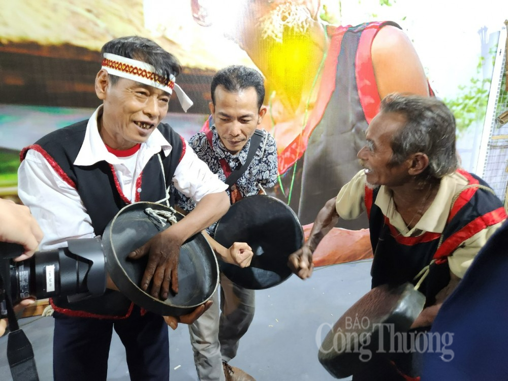 Gặp gỡ nghệ nhân Chamaléa Âu với cây đàn Chapi tại Hà Nội Gặp gỡ nghệ nhân Chamaléa Âu với cây đàn Chapi tại Hà Nội