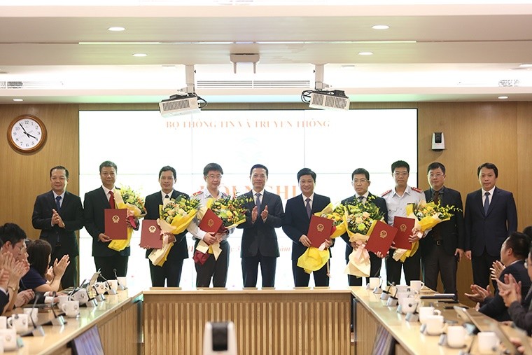 Bô trưởng Nguyễn Mạnh Hùng, các Thứ trưởng và các cán bộ được bổ nhiểm và điều động Bô trưởng Nguyễn Mạnh Hùng, các Thứ trưởng và các cán bộ được bổ nhiểm và điều động