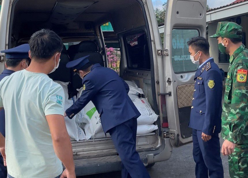 Tỉnh Quảng Trị: Tình hình buôn lậu đường cát “nóng” ở biên giới