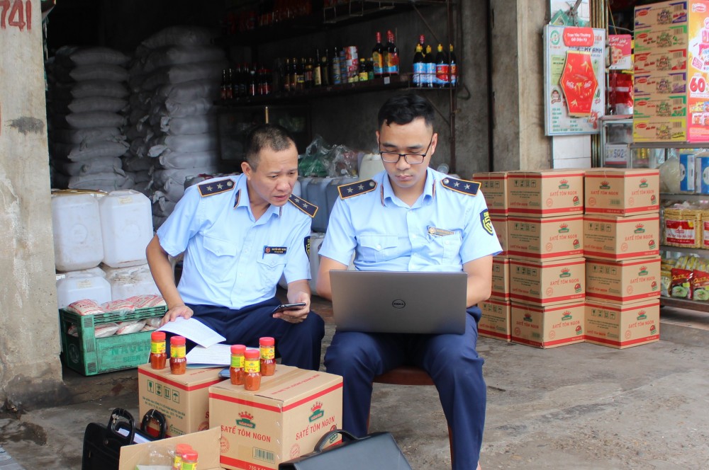 Kiểm soát viên Đội QLTT số 2 đang hoàn tất thủ tục kiểm tra, xử lý vi phạm tại hiện trường kiểm tra Kiểm soát viên Đội QLTT số 2 đang hoàn tất thủ tục kiểm tra, xử lý vi phạm tại hiện trường kiểm tra