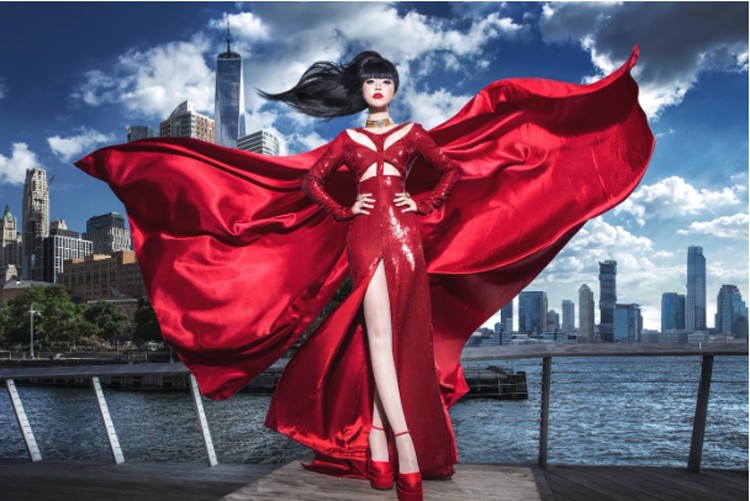 Jessica Minh Anh rực cháy trước phông nền đường chân trời New York Jessica Minh Anh rực cháy trước phông nền đường chân trời New York