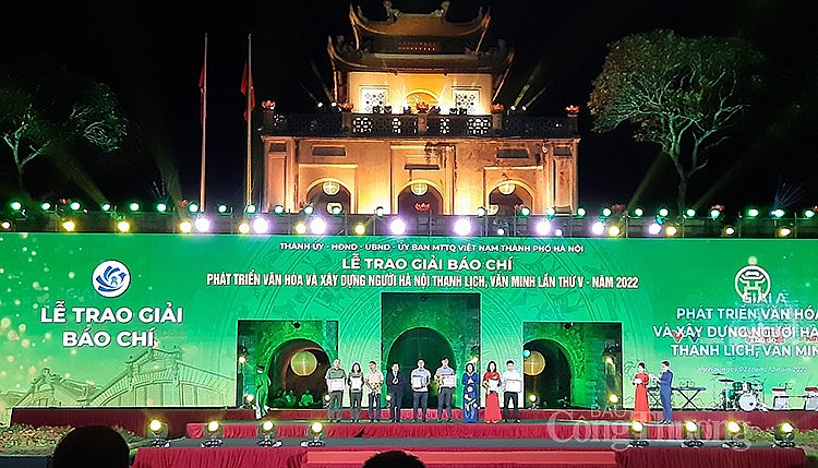 Trao Giải báo chí về phát triển văn hóa và xây dựng người Hà Nội thanh lịch, văn minh lần thứ V Trao Giải báo chí về phát triển văn hóa và xây dựng người Hà Nội thanh lịch, văn minh lần thứ V
