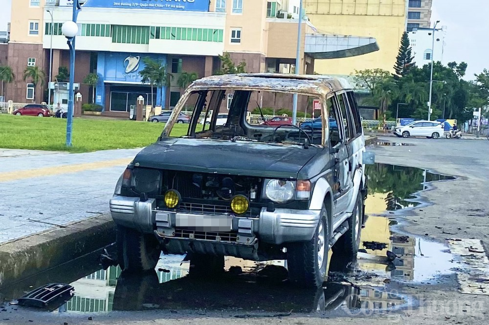 Chiếc ô tô bốc cháy chỉ còn trơ khung xe