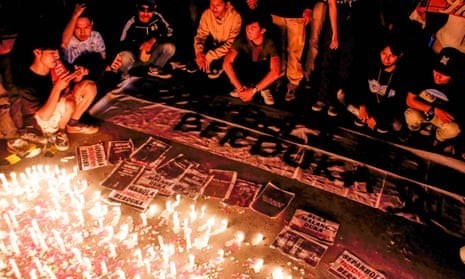 Thảm kịch sân cỏ ở Indonesia: Câu hỏi đặt ra trước phản ứng của cảnh sát Thảm kịch sân cỏ ở Indonesia: Câu hỏi đặt ra trước phản ứng của cảnh sát