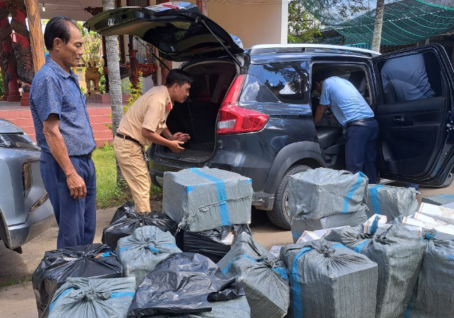 Ngăn chặn kịp thời xe ô tô vận chuyển 12.000 bao thuốc lá ngoại nhập lậu Ngăn chặn kịp thời xe ô tô vận chuyển 12.000 bao thuốc lá ngoại nhập lậu