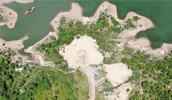 Tỉnh Đắk Lắk cần làm rõ những "núi cát" tập kết trong khu bảo tồn thiên nhiên Ea Sô Tỉnh Đắk Lắk cần làm rõ những "núi cát" tập kết trong khu bảo tồn thiên nhiên Ea Sô