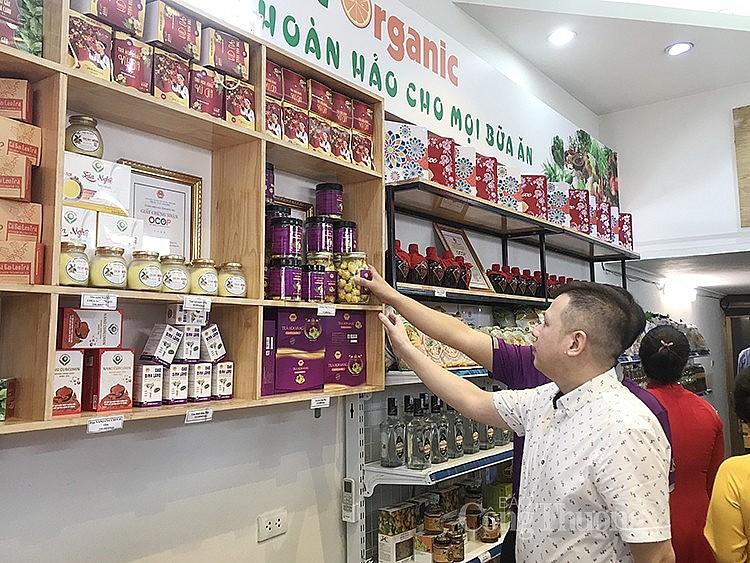 Khách hàng tham quan, mua sản phẩm OCOP tại Điểm giới thiệu Khách hàng tham quan, mua sản phẩm OCOP tại Điểm giới thiệu