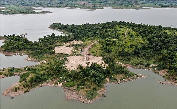 Tỉnh Đắk Lắk cần làm rõ những "núi cát" tập kết trong khu bảo tồn thiên nhiên Ea Sô Tỉnh Đắk Lắk cần làm rõ những "núi cát" tập kết trong khu bảo tồn thiên nhiên Ea Sô