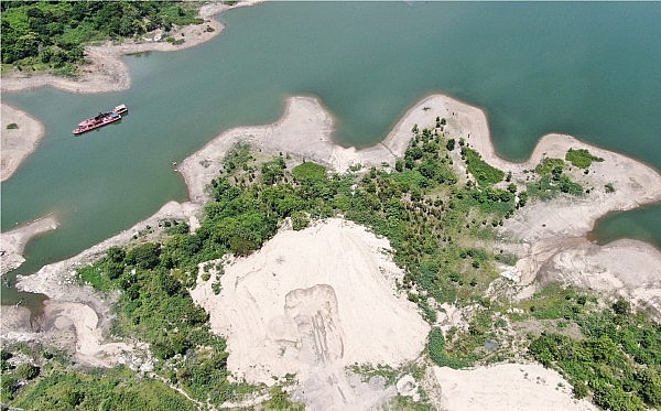 Tỉnh Đắk Lắk cần làm rõ những "núi cát" tập kết trong khu bảo tồn thiên nhiên Ea Sô Tỉnh Đắk Lắk cần làm rõ những "núi cát" tập kết trong khu bảo tồn thiên nhiên Ea Sô