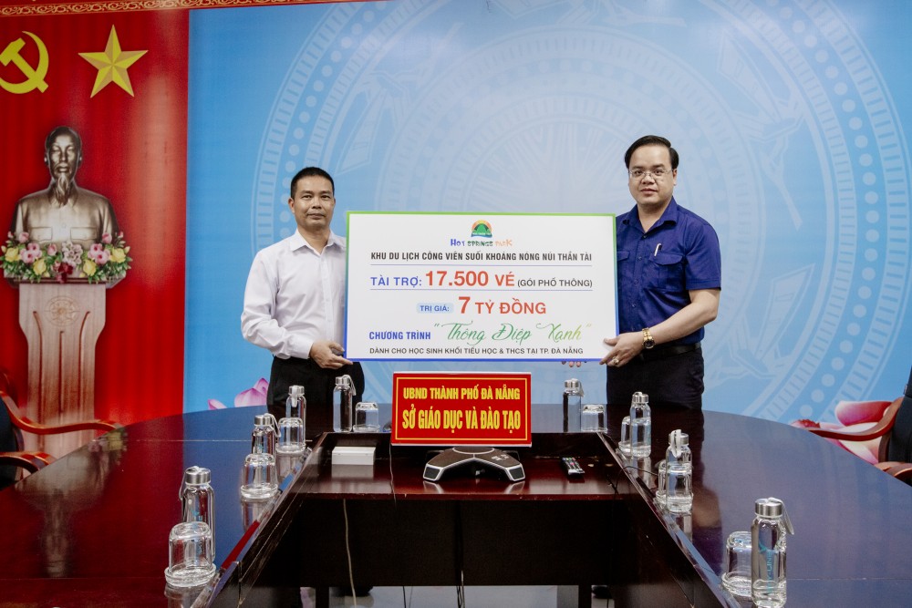 Đại diện Khu du lịch CVSKN Núi Thần Tài trao bảng tài trợ