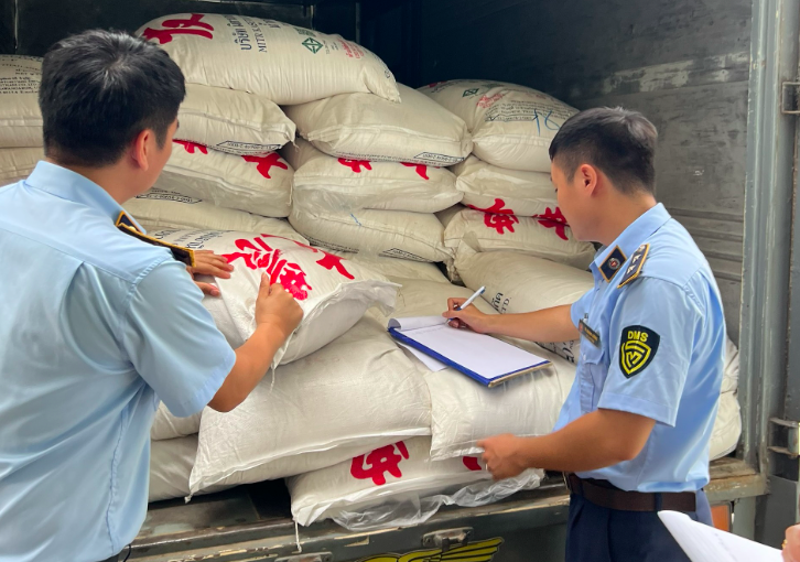 Quảng Bình: Phát hiện phương tiện chở hơn 7 tấn đường Thái Lan nhập lậu đang trên đường đưa đi tiêu thụ Quảng Bình: Phát hiện phương tiện chở hơn 7 tấn đường Thái Lan nhập lậu đang trên đường đưa đi tiêu thụ