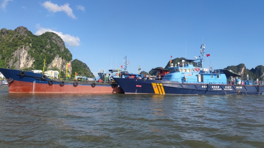 Tàu của Hải đội 1 áp tài tàu và hàng hóa vi phạm về khu vực neo đậu tàu của đơn vị ở Hạ Long, Quảng Ninh Tàu của Hải đội 1 áp tài tàu và hàng hóa vi phạm về khu vực neo đậu tàu của đơn vị ở Hạ Long, Quảng Ninh