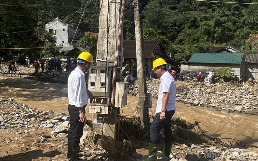 Khẩn trương khắc phục lưới điện cho vùng lũ quét Kỳ Sơn Khẩn trương khắc phục lưới điện cho vùng lũ quét Kỳ Sơn
