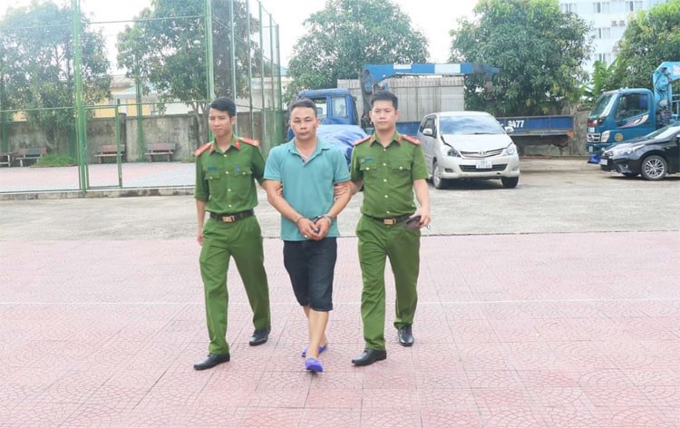Tam giữ hình sự tài xế ô tô tông xe máy kéo lê giữa đường Tam giữ hình sự tài xế ô tô tông xe máy kéo lê giữa đường