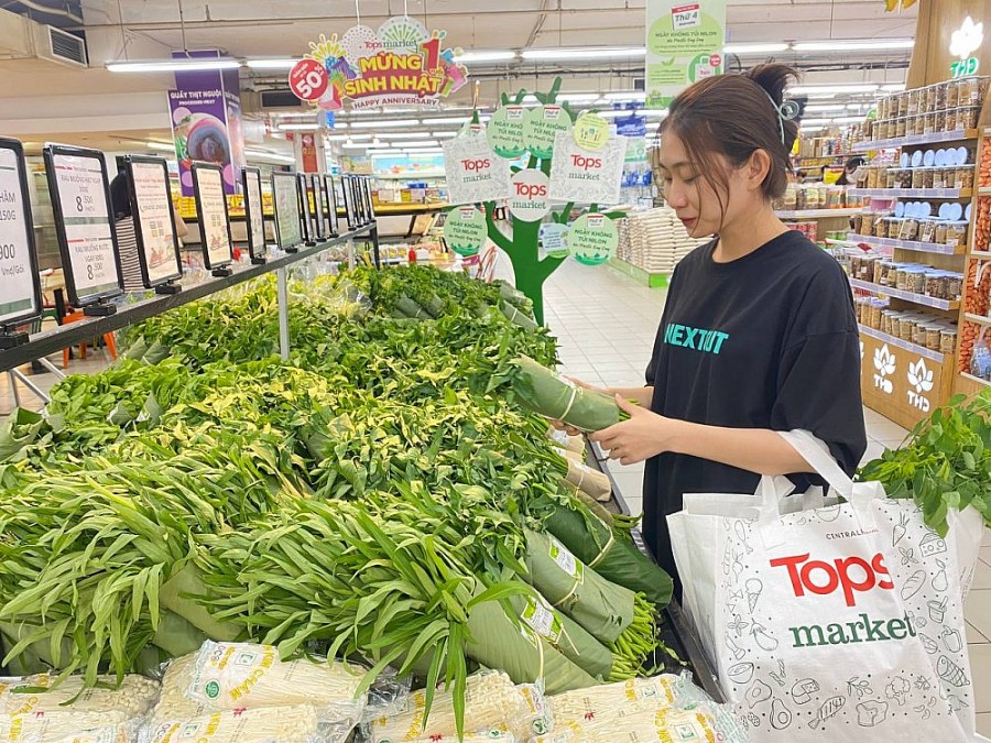 Rau bọc lá chuối được người tiêu dùng ưa chuộng tại Ngày không túi nilon Rau bọc lá chuối được người tiêu dùng ưa chuộng tại Ngày không túi nilon