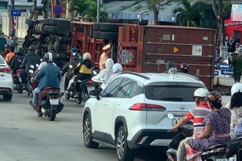 Đà Nẵng: Rùng mình vì xe container lật nhào tại ngã tư 