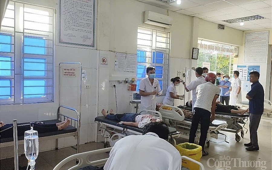 20 người nhập viện, xe chở công nhân va chạm xe tải 20 người nhập viện, xe chở công nhân va chạm xe tải