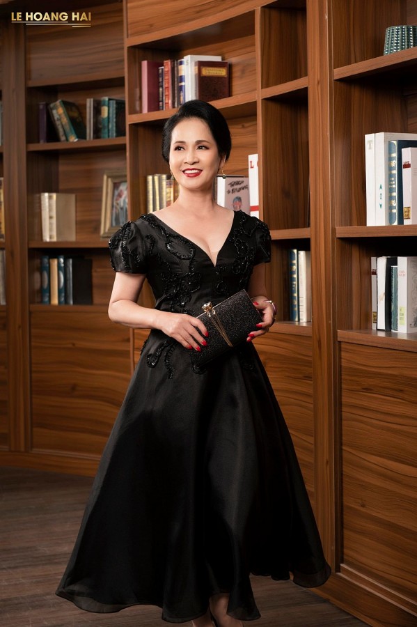 NSND Lan Hương mặc trang phục của Nhà thiết kế Lê Hoảng Hải NSND Lan Hương mặc trang phục của Nhà thiết kế Lê Hoảng Hải