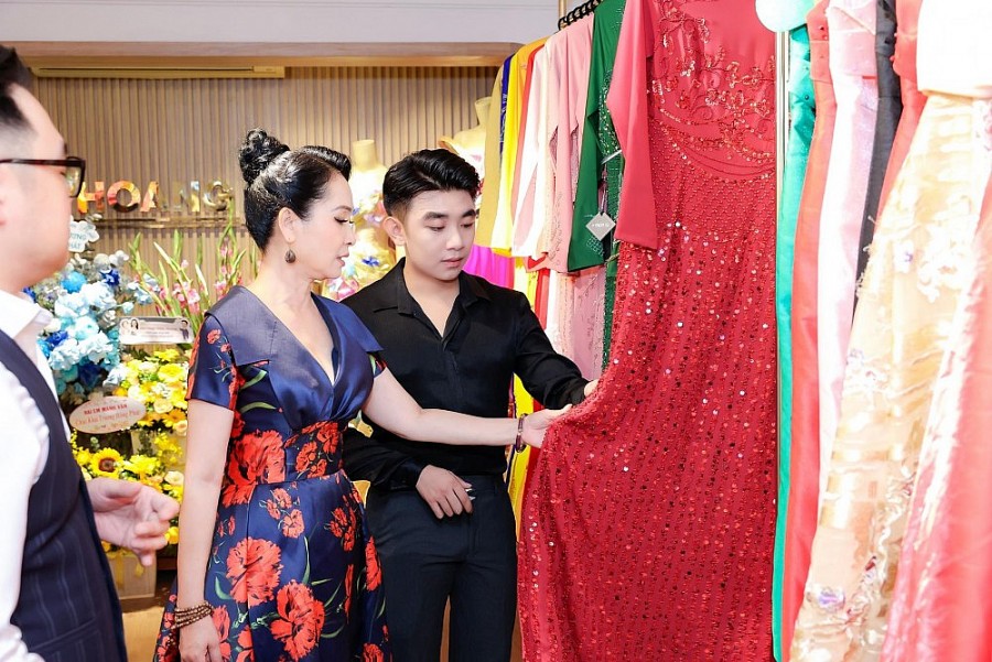 Trong ngày khai trương 7/10, đặc biệt khi có sự tham dự của NSND Lan Hương, ca sĩ Phạm Thu Hà,…. cùng đông đảo các doanh nhân, bạn bè và các khách hàng thân thiết đã đến chúc mừng nhà thiết kế Lê Hoàng Hải. Trong ngày khai trương 7/10, đặc biệt khi có sự tham dự của NSND Lan Hương, ca sĩ Phạm Thu Hà,…. cùng đông đảo các doanh nhân, bạn bè và các khách hàng thân thiết đã đến chúc mừng nhà thiết kế Lê Hoàng Hải.