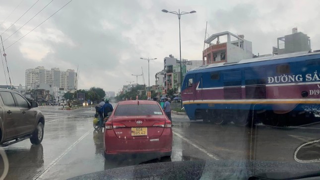 Đầu tàu hỏa dừng khẩn cấp khi phát hiện gác chắn chưa hạ