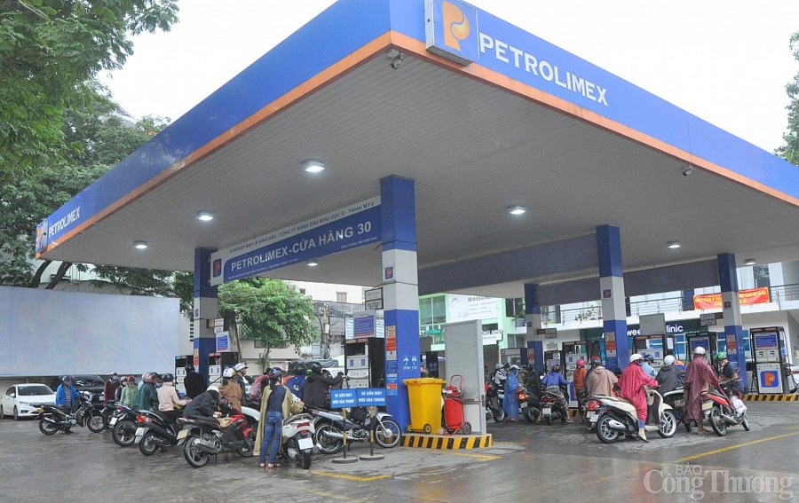 TP. Hồ Chí Minh: Người dân xếp hàng chờ đổ xăng