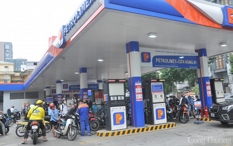 TP. Hồ Chí Minh: Người dân xếp hàng chờ đổ xăng