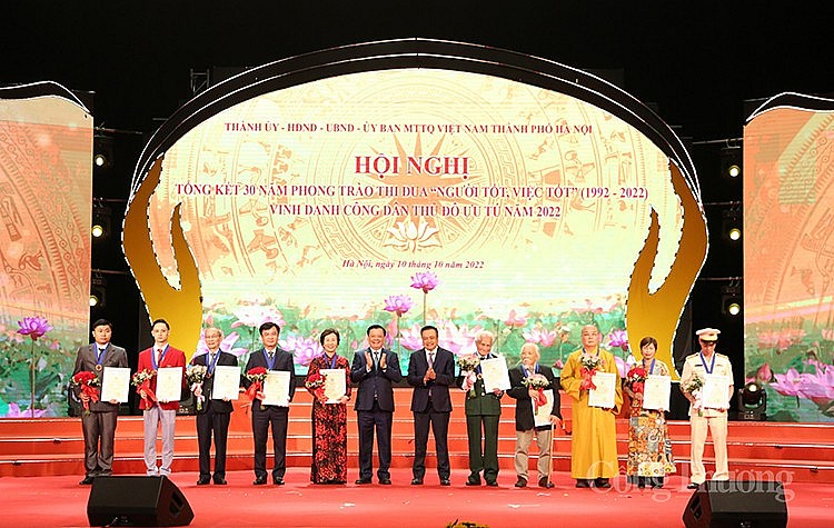 Bí thư Thành ủy Hà Nội Đinh Tiến Dũng và Chủ tịch UBND thành phố Hà Nội Trần Sỹ Thanh trao tặng danh hiệu Công dân Thủ đô ưu tú năm 2022 cho 10 cá nhân. Bí thư Thành ủy Hà Nội Đinh Tiến Dũng và Chủ tịch UBND thành phố Hà Nội Trần Sỹ Thanh trao tặng danh hiệu Công dân Thủ đô ưu tú năm 2022 cho 10 cá nhân.