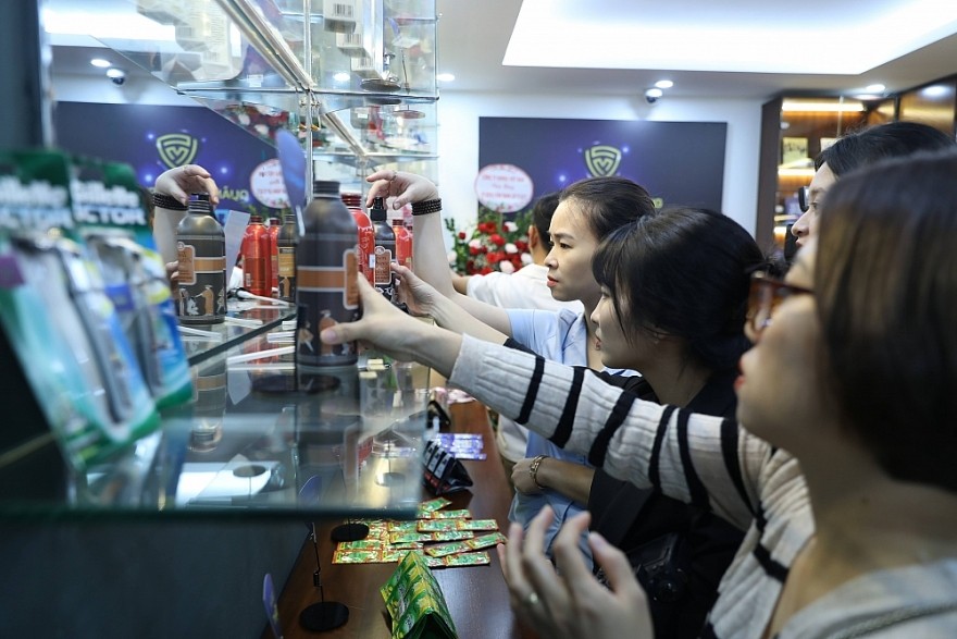 Người tiêu dùng, khách tham quan nhận diện các dấu hiệu nhận biết sản phẩm thật, vi phạm của một số hàng hóa được trưng bày, giới thiệu tại Phòng Trưng bày Người tiêu dùng, khách tham quan nhận diện các dấu hiệu nhận biết sản phẩm thật, vi phạm của một số hàng hóa được trưng bày, giới thiệu tại Phòng Trưng bày