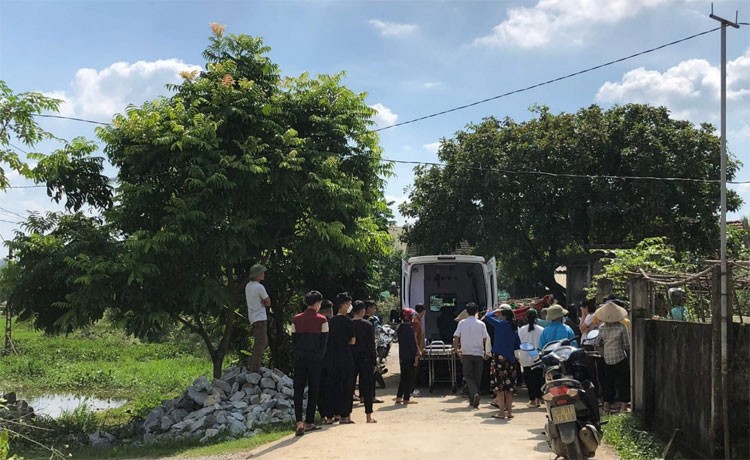 Hà Tĩnh: Nam sinh lớp 12 bị đâm tử vong trên đường đi học về Hà Tĩnh: Nam sinh lớp 12 bị đâm tử vong trên đường đi học về