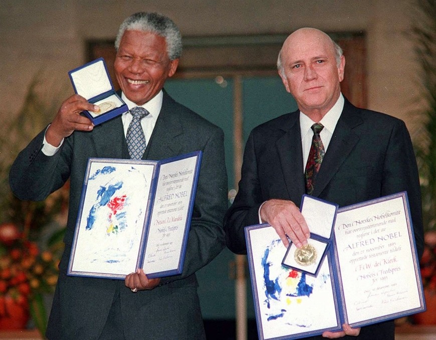 Hai nhà lãnh đạo Nam Phi là Nelson Mandela (trái) và Frederik Willem de Klerk nhận Giải Nobel Hòa Bình tại một buổi lễ được tổ chức ở thủ đô Oslo (Na Uy) vào ngày 10-12-1993 Hai nhà lãnh đạo Nam Phi là Nelson Mandela (trái) và Frederik Willem de Klerk nhận Giải Nobel Hòa Bình tại một buổi lễ được tổ chức ở thủ đô Oslo (Na Uy) vào ngày 10-12-1993