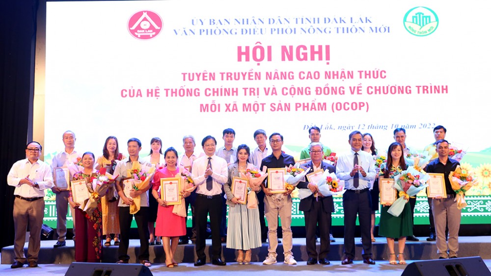 Chương trình đã trao quyết định công nhận sản phẩm OCOP của tỉnh Đắk Lắk cho 61 sản phẩm, trong đó có 7 sản phẩm đạt chuẩn 4 sao và 54 sản phẩm đạt 3 sao