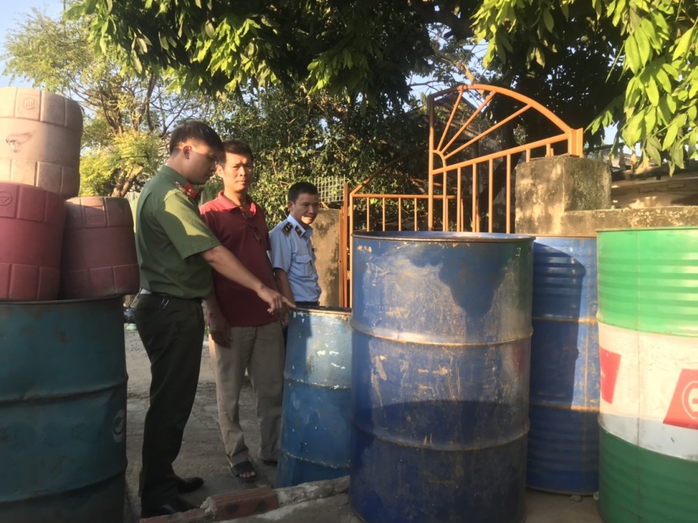 Hình ảnh kiểm tra tại các điểm bán dầu Diesel tự phát Hình ảnh kiểm tra tại các điểm bán dầu Diesel tự phát