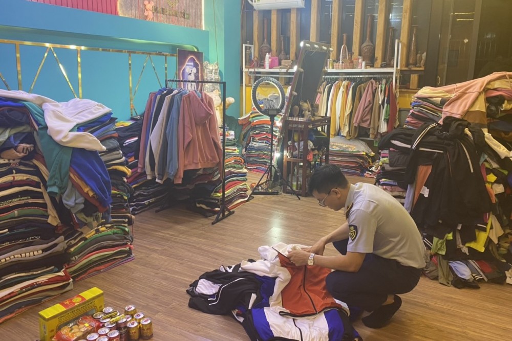 Đắk Lắk: Tạm giữ hơn 1.000 sản phẩm có dấu hiệu giả mạo các nhãn hiệu nổi tiếng Đắk Lắk: Tạm giữ hơn 1.000 sản phẩm có dấu hiệu giả mạo các nhãn hiệu nổi tiếng