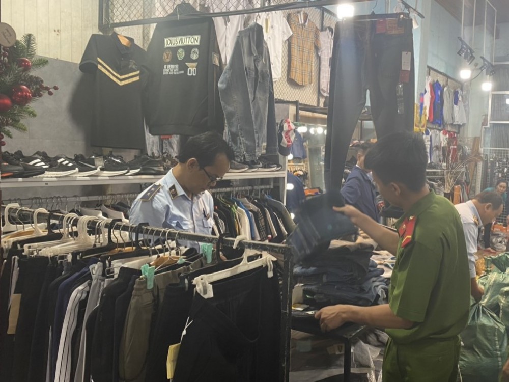 Đắk Lắk: Tạm giữ hơn 1.000 sản phẩm có dấu hiệu giả mạo các nhãn hiệu nổi tiếng Đắk Lắk: Tạm giữ hơn 1.000 sản phẩm có dấu hiệu giả mạo các nhãn hiệu nổi tiếng
