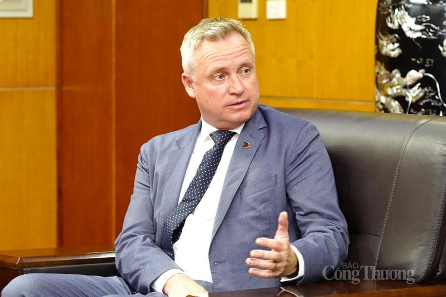 Ông Jeremy Rockliff chia sẻ thêm thế mạnh của bang Tasmani về kinh nghiệm, công nghệ trong lĩnh vực năng lượng tái tạo, đặc biệt là điện gió Ông Jeremy Rockliff chia sẻ thêm thế mạnh của bang Tasmani về kinh nghiệm, công nghệ trong lĩnh vực năng lượng tái tạo, đặc biệt là điện gió