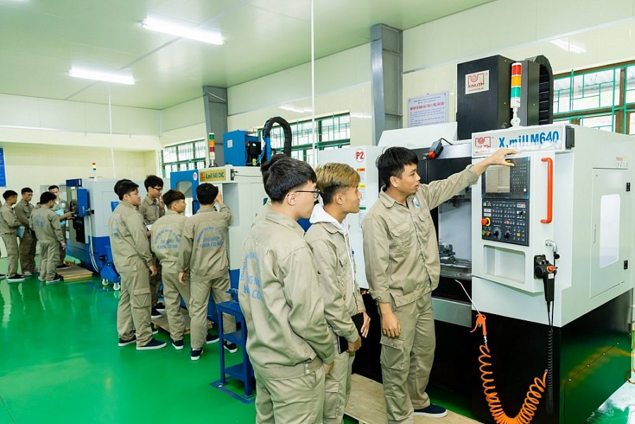 Sinh viên nhà trường trong giờ thực hành Sinh viên nhà trường trong giờ thực hành