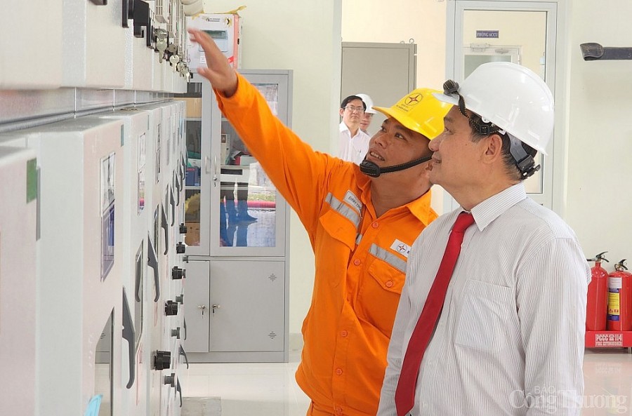 Điện lực Miền Nam: Đóng điện vận hành công trình lưới điện vượt biển dài nhất Đông Nam Á