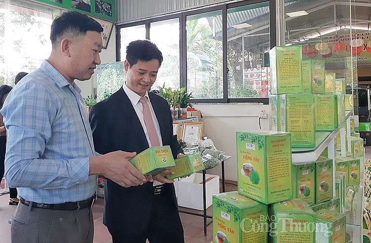 Điểm OCOP rộng rãi, khang trang, đa dạng sản phẩm phục vụ người tiêu dùng và khách du lịch Điểm OCOP rộng rãi, khang trang, đa dạng sản phẩm phục vụ người tiêu dùng và khách du lịch