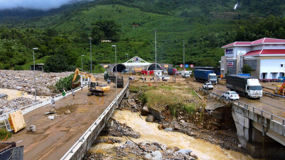 Hiện trường vụ sạt lở tại phía Nam hầm Hải Vân khiến giao thông ách tắc