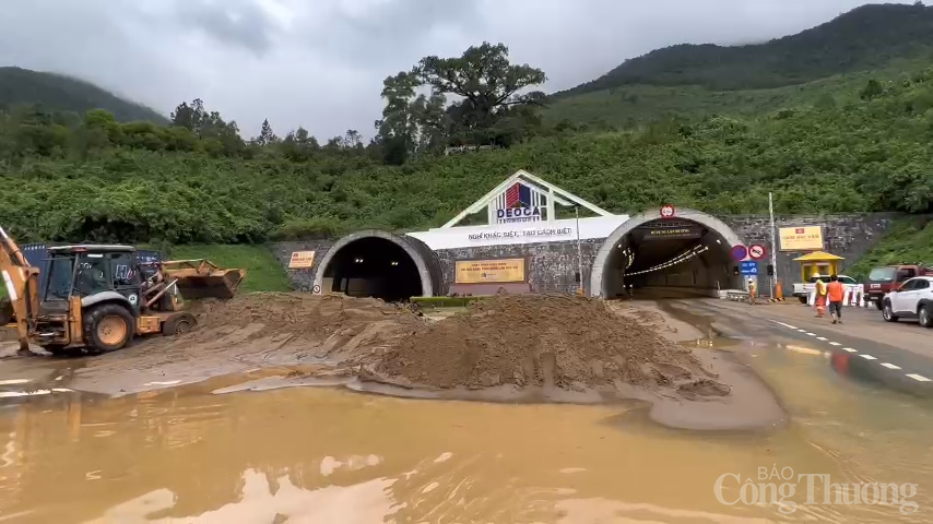 Hiện trường vụ sạt lở tại phía Nam hầm Hải Vân khiến giao thông ách tắc