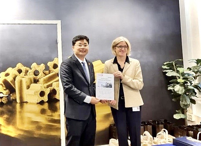 Công ty Cổ phần Phân bón Dầu khí Cà Mau thuộc nhóm số ít nhà máy đạt tiêu hao năng lượng thấp nhất toàn cầu từ Haldor Topsoe.jpg Công ty Cổ phần Phân bón Dầu khí Cà Mau thuộc nhóm số ít nhà máy đạt tiêu hao năng lượng thấp nhất toàn cầu từ Haldor Topsoe.jpg