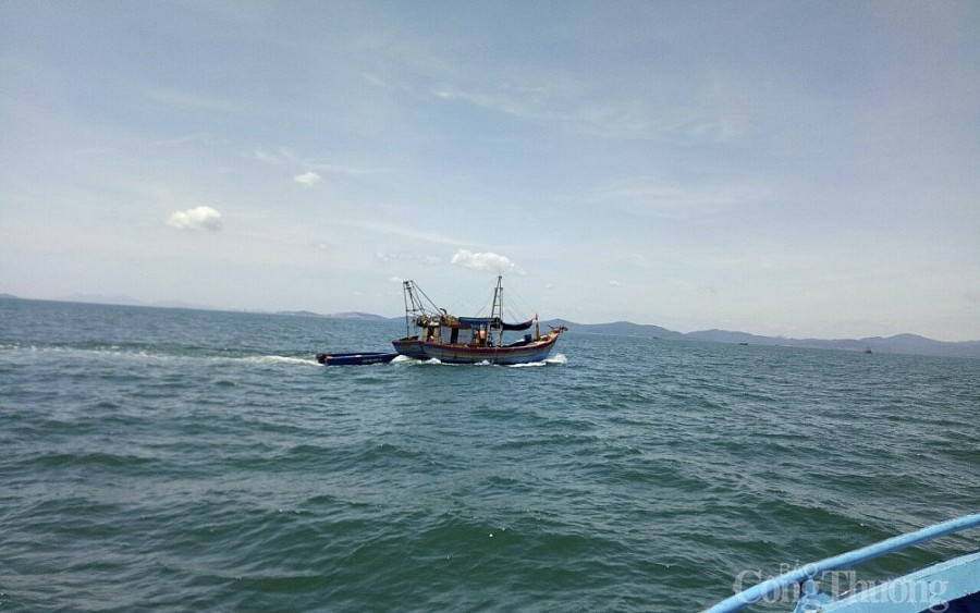 Đoàn kiểm tra liên ngành xử phạt thuyền viên, người làm việc trên tàu cá không mang theo giấy tờ tùy thân khi hoạt động thủy sản trên biển