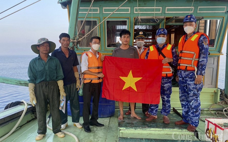 Trao tặng Cờ Tổ quốc cho ngư dân yên tâm vươn khới bám biển