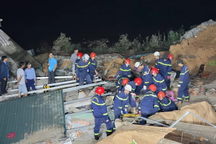 Khoảng 22 giờ 30 phút đêm qua 16/10, bờ sông Thạch Hãn (Quảng Trị) sạt lở trong đêm khiến nhiều nhà dân bên sông đổ sập, một người dân bị vùi lấp tử vong. Khoảng 22 giờ 30 phút đêm qua 16/10, bờ sông Thạch Hãn (Quảng Trị) sạt lở trong đêm khiến nhiều nhà dân bên sông đổ sập, một người dân bị vùi lấp tử vong.