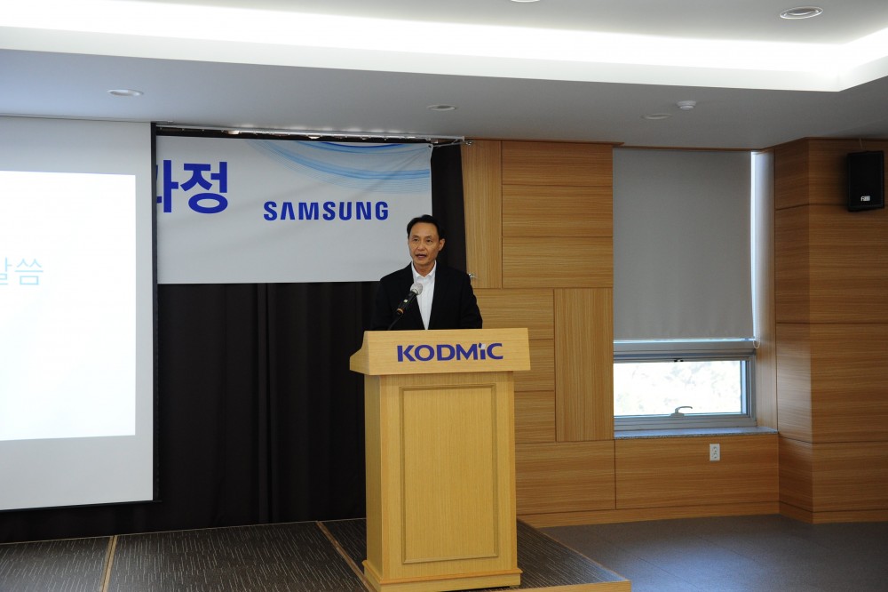 Ông Jang Yoon Ho - Giám đốc bộ phận Hỗ trợ đối tác - Samsung Việt Nam phát biểu về chương trình khóa học Ông Jang Yoon Ho - Giám đốc bộ phận Hỗ trợ đối tác - Samsung Việt Nam phát biểu về chương trình khóa học